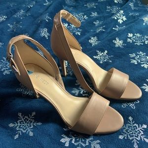 Nine West nude sandal